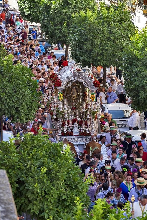 La salida de la Hermandad del Rocío de Triana, en imágenes