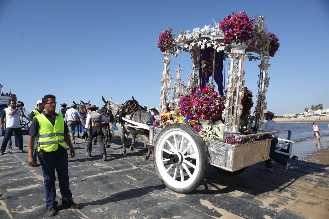 La hermandad de Jerez cruza el Guadalquivir. Rocío 2017