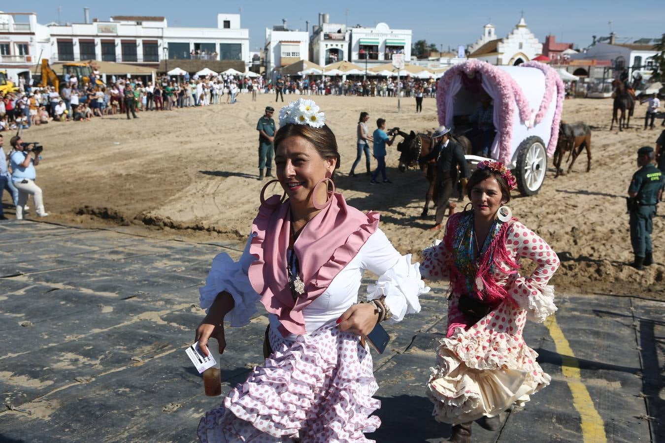 La hermandad de Jerez cruza el Guadalquivir. Rocío 2017