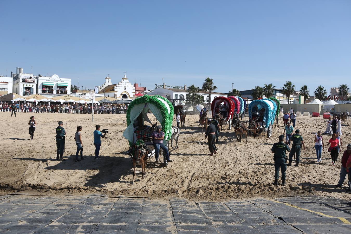 La hermandad de Jerez cruza el Guadalquivir. Rocío 2017