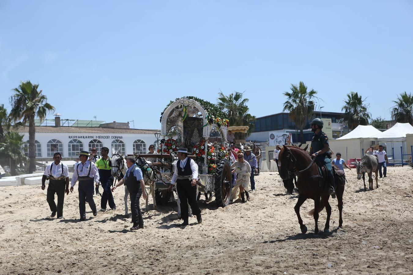 Las hermandades del Rocío vadean el Guadalquivir