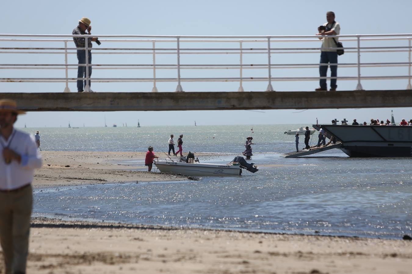 Las hermandades del Rocío vadean el Guadalquivir