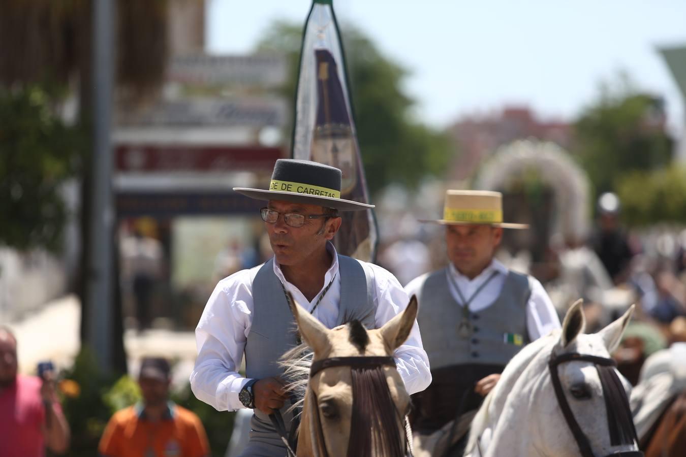 Las hermandades del Rocío vadean el Guadalquivir