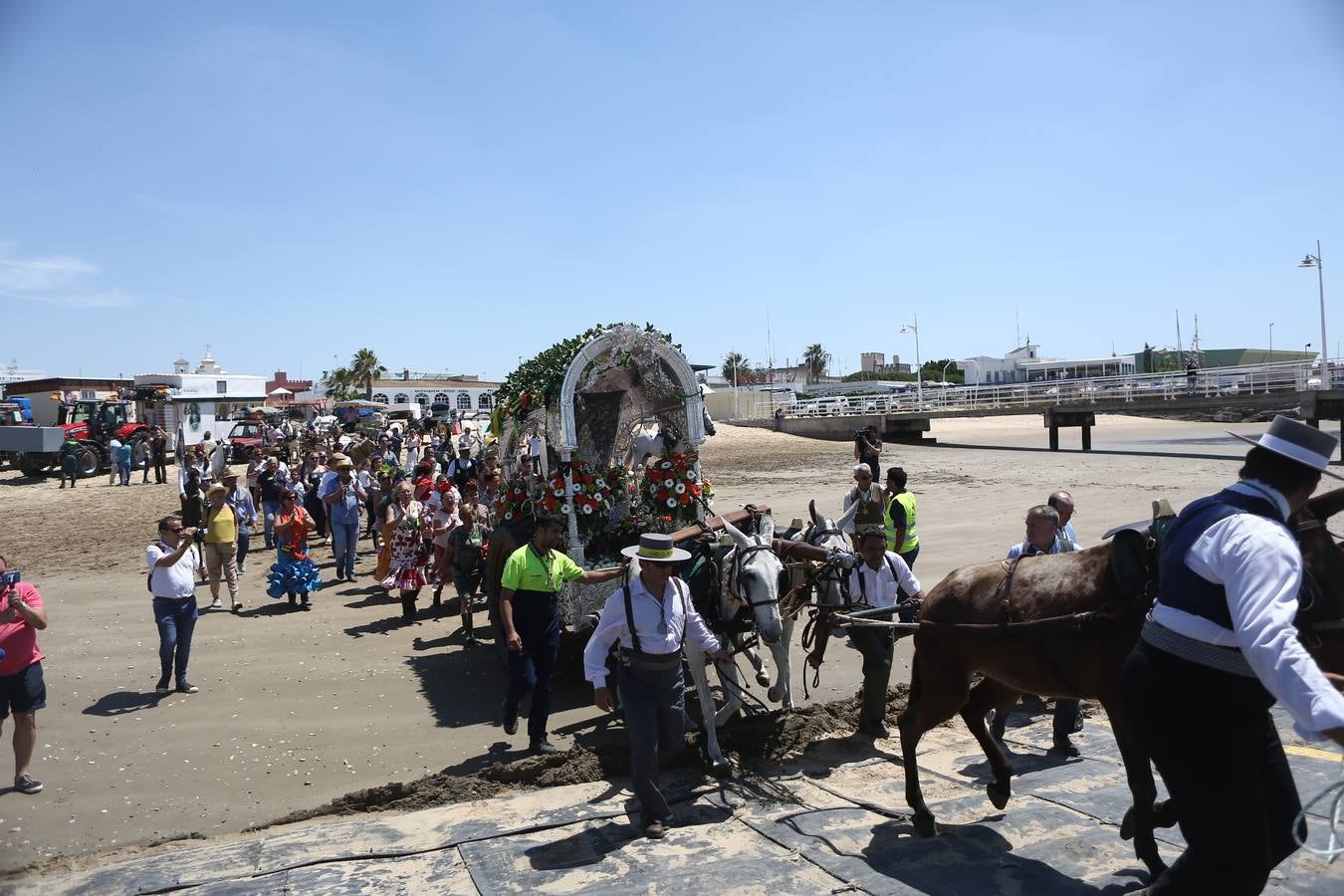 Las hermandades del Rocío vadean el Guadalquivir