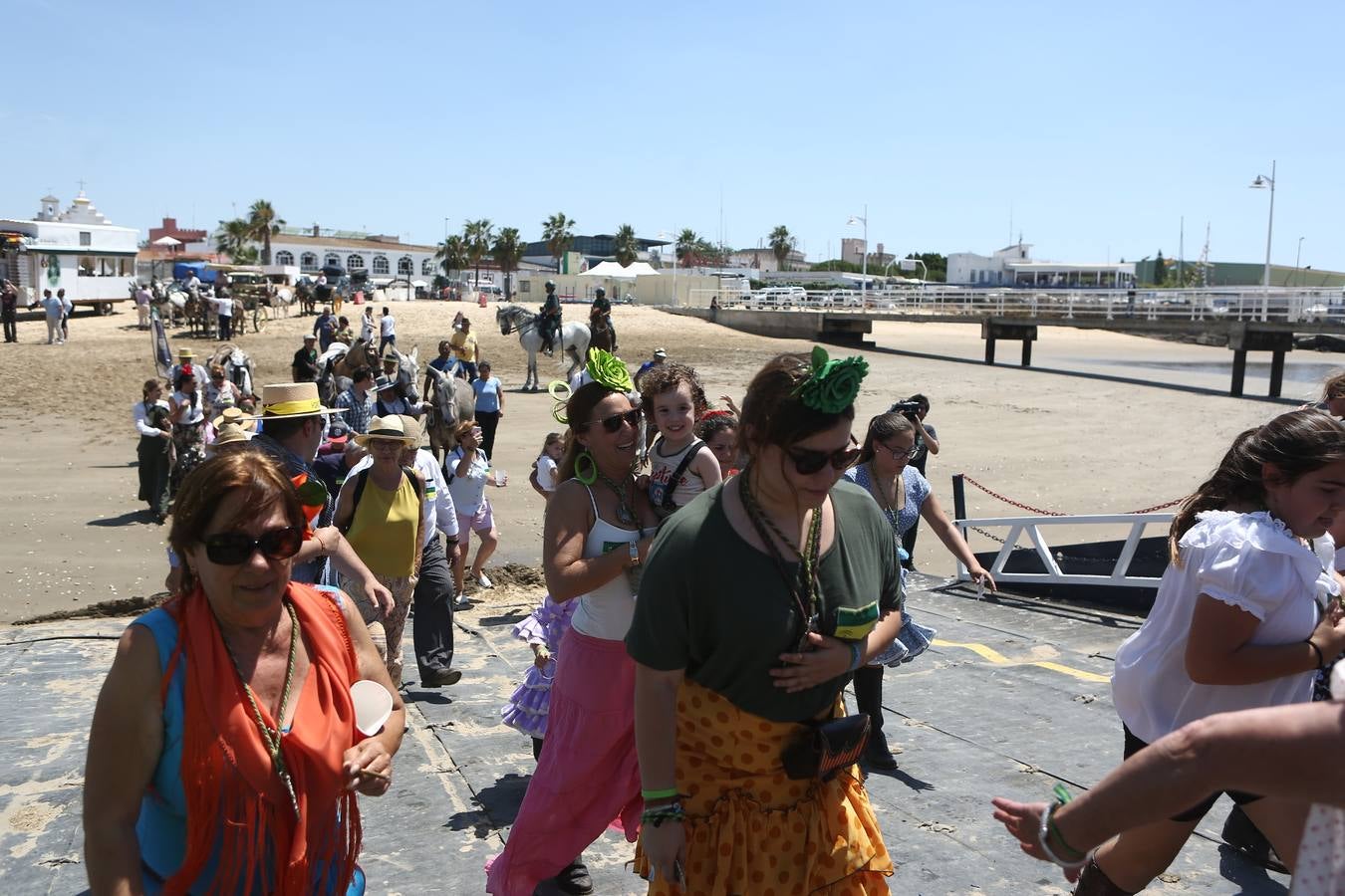 Las hermandades del Rocío vadean el Guadalquivir