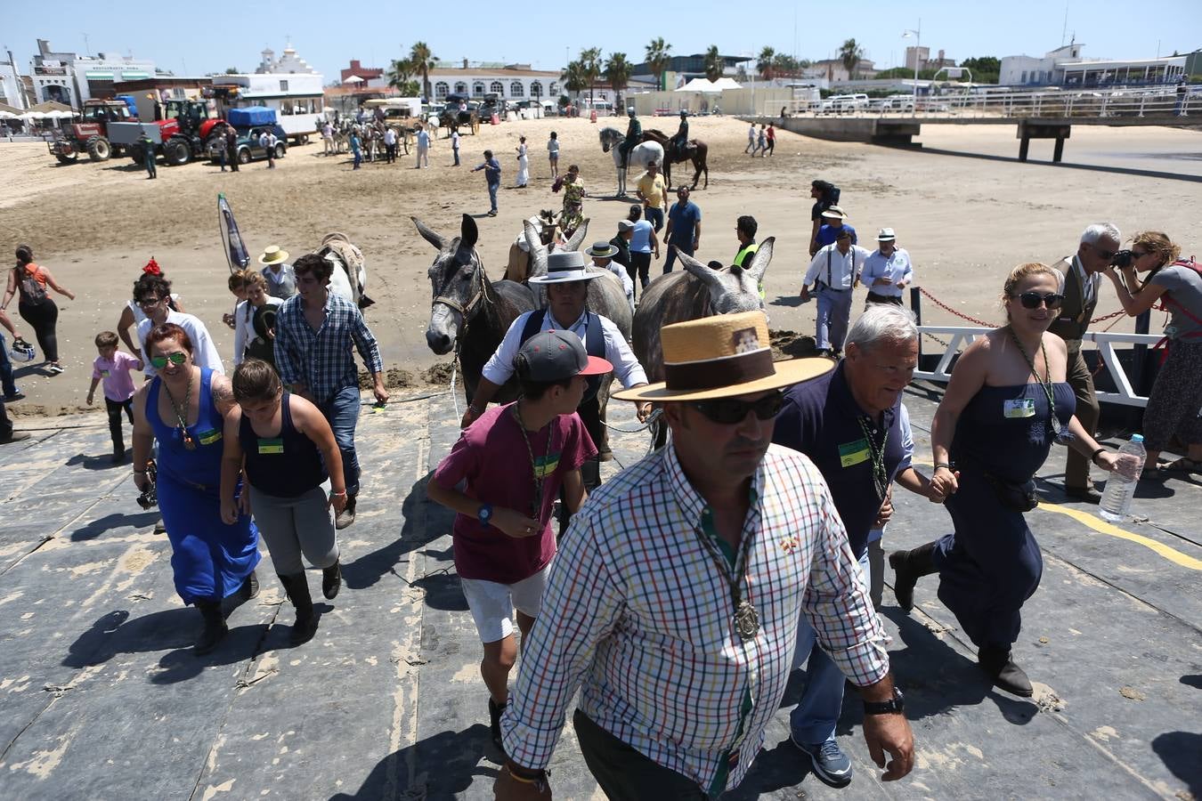 Las hermandades del Rocío vadean el Guadalquivir