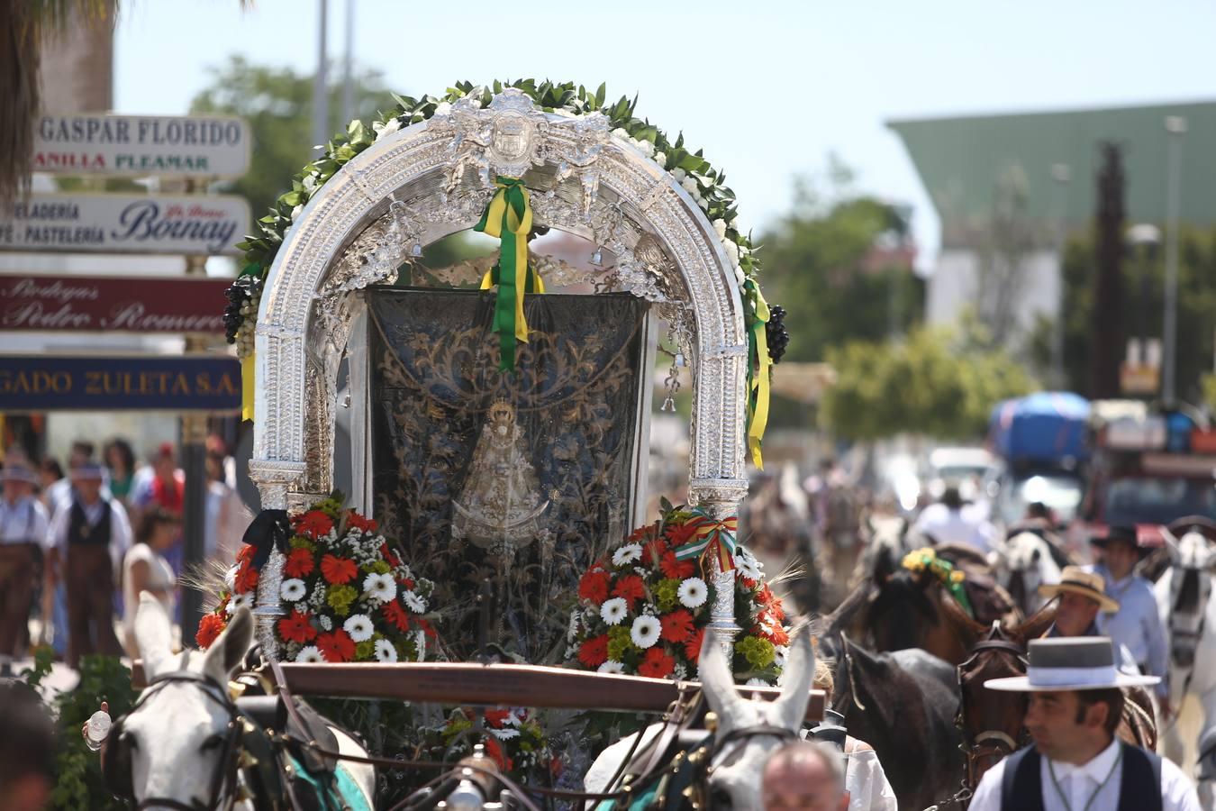 Las hermandades del Rocío vadean el Guadalquivir