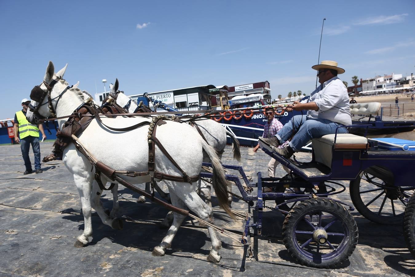 Las hermandades del Rocío vadean el Guadalquivir