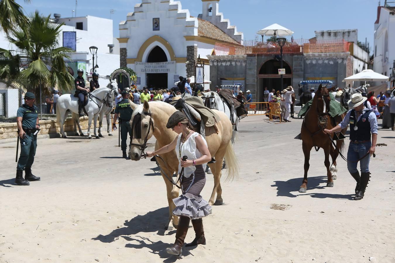 Las hermandades del Rocío vadean el Guadalquivir