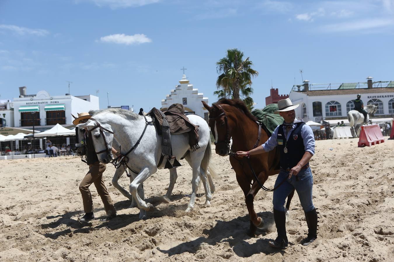 Las hermandades del Rocío vadean el Guadalquivir