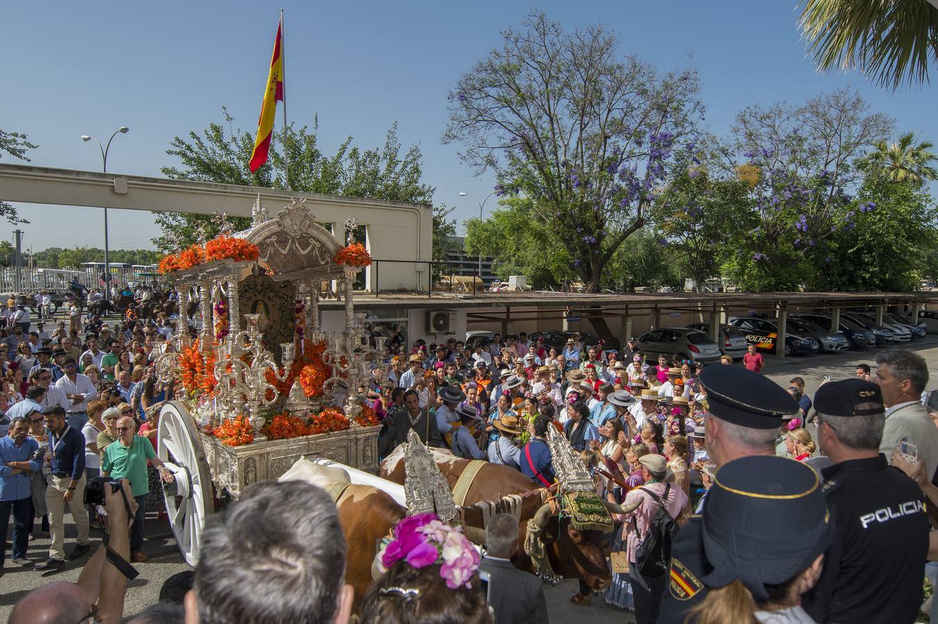 La hermandad del Rocío de Sevilla inicia su peregrinación a la aldea