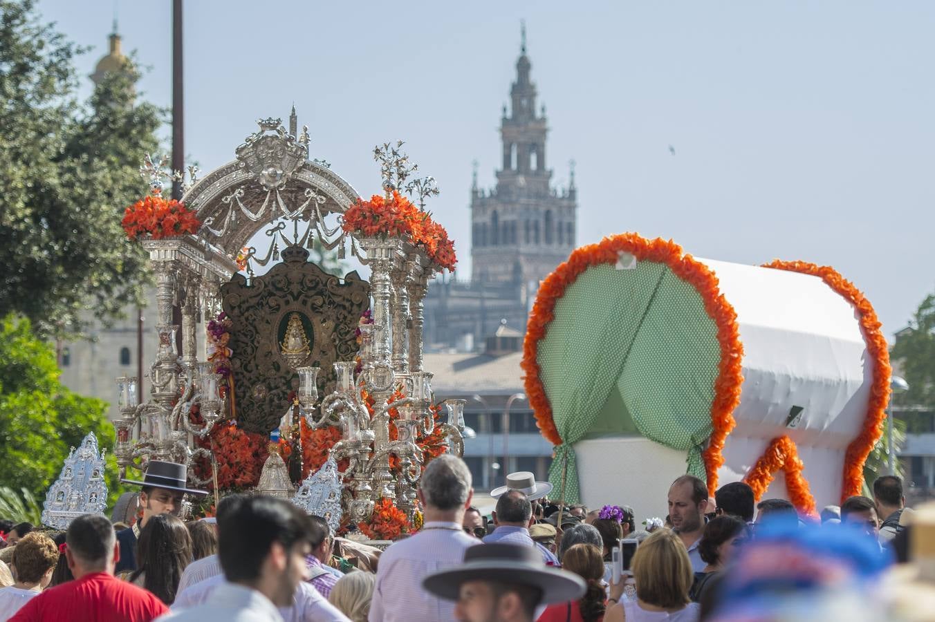 La hermandad del Rocío de Sevilla inicia su peregrinación a la aldea