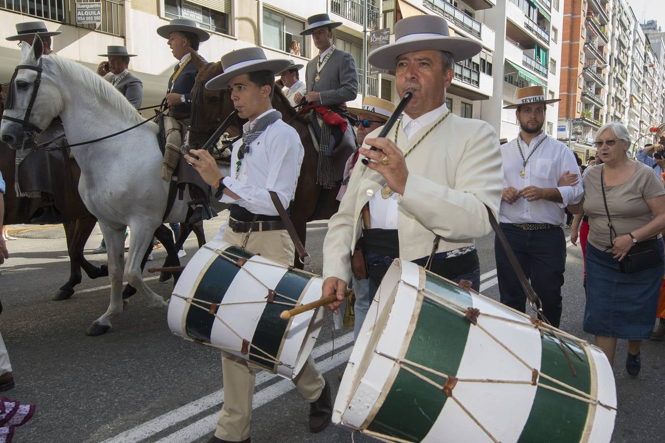 La hermandad del Rocío de Sevilla inicia su peregrinación a la aldea