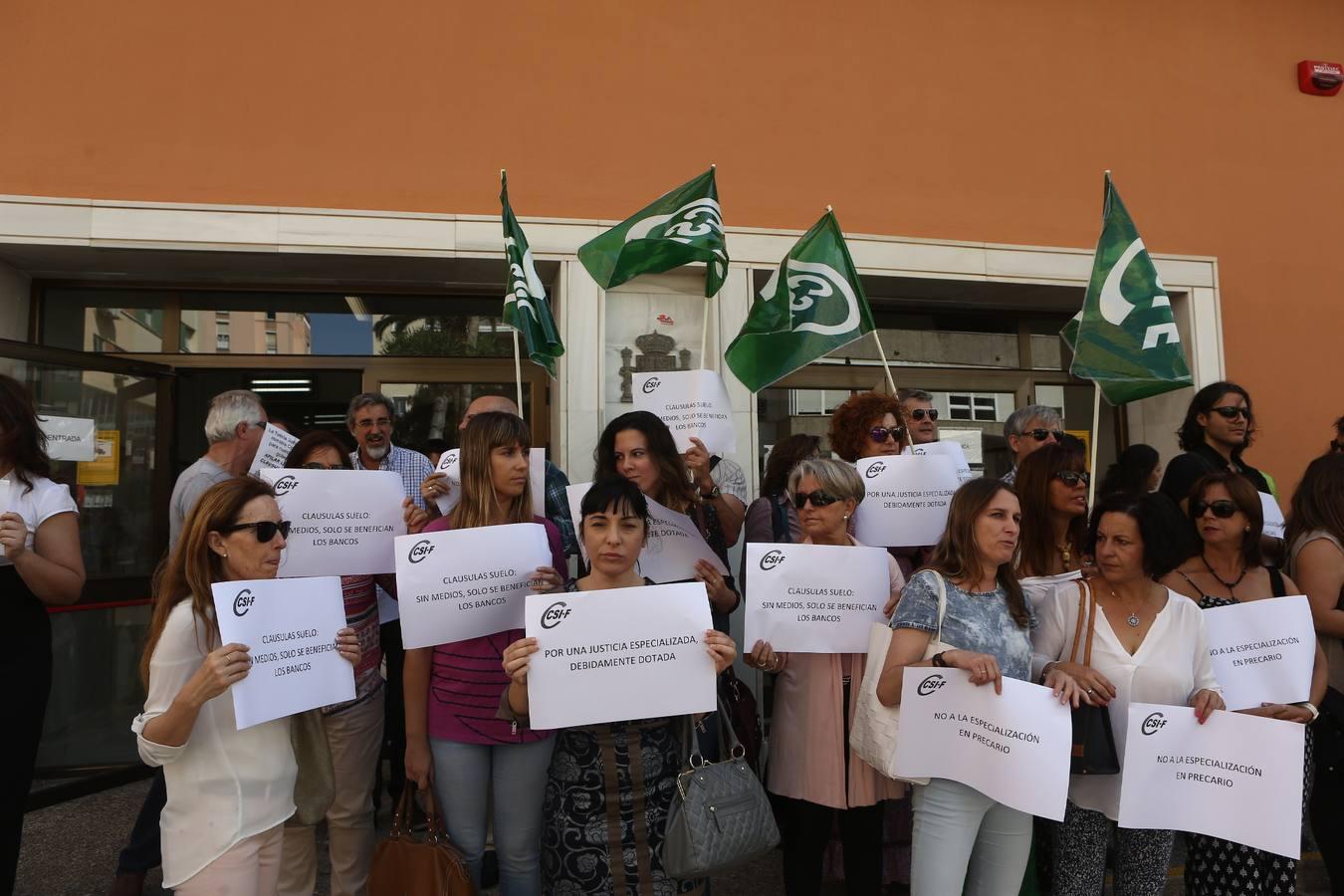 Protestas en los Juzgados de Cádiz por la falta de personal