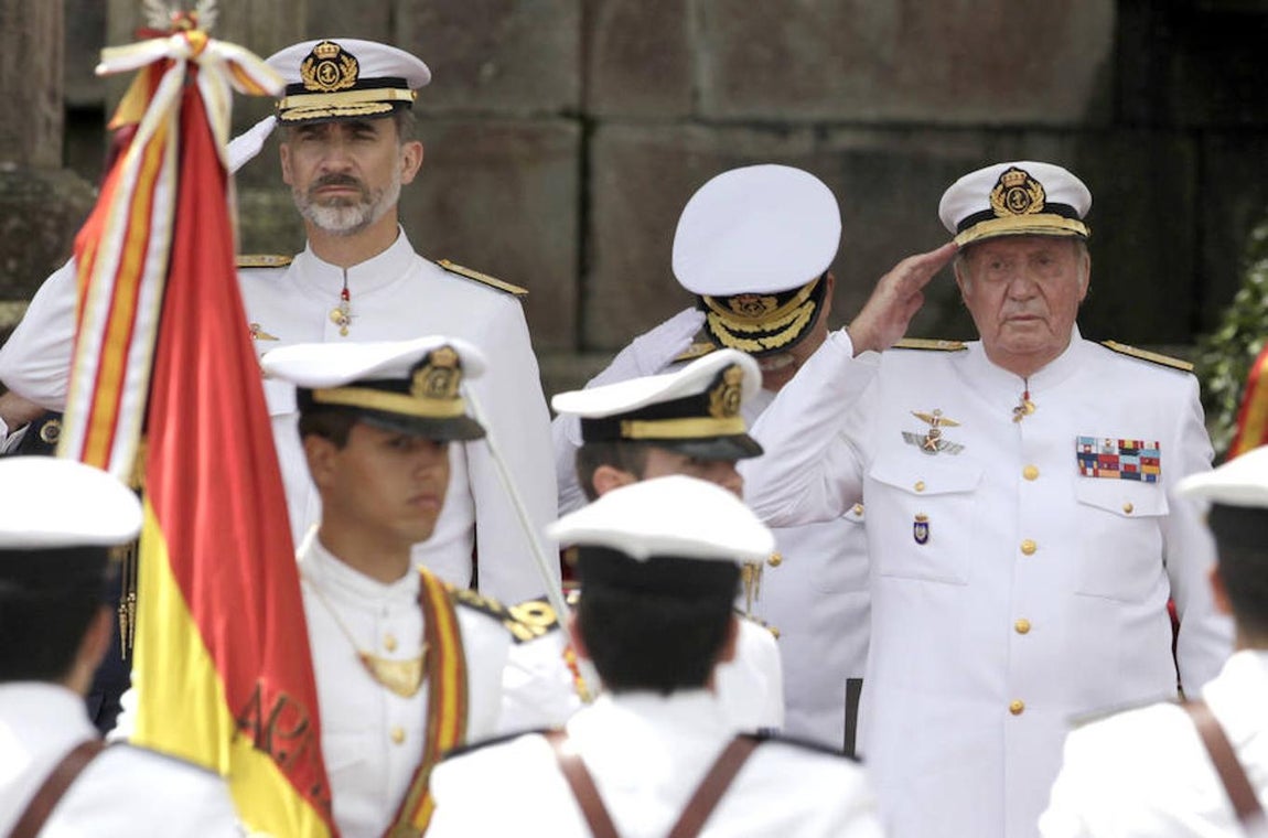 El Rey Felipe VI y su padre, Don Juan Carlos I, presiden el desfile que conmemora el 300 aniversario de la Real Compañía de Guardiamarinas. 