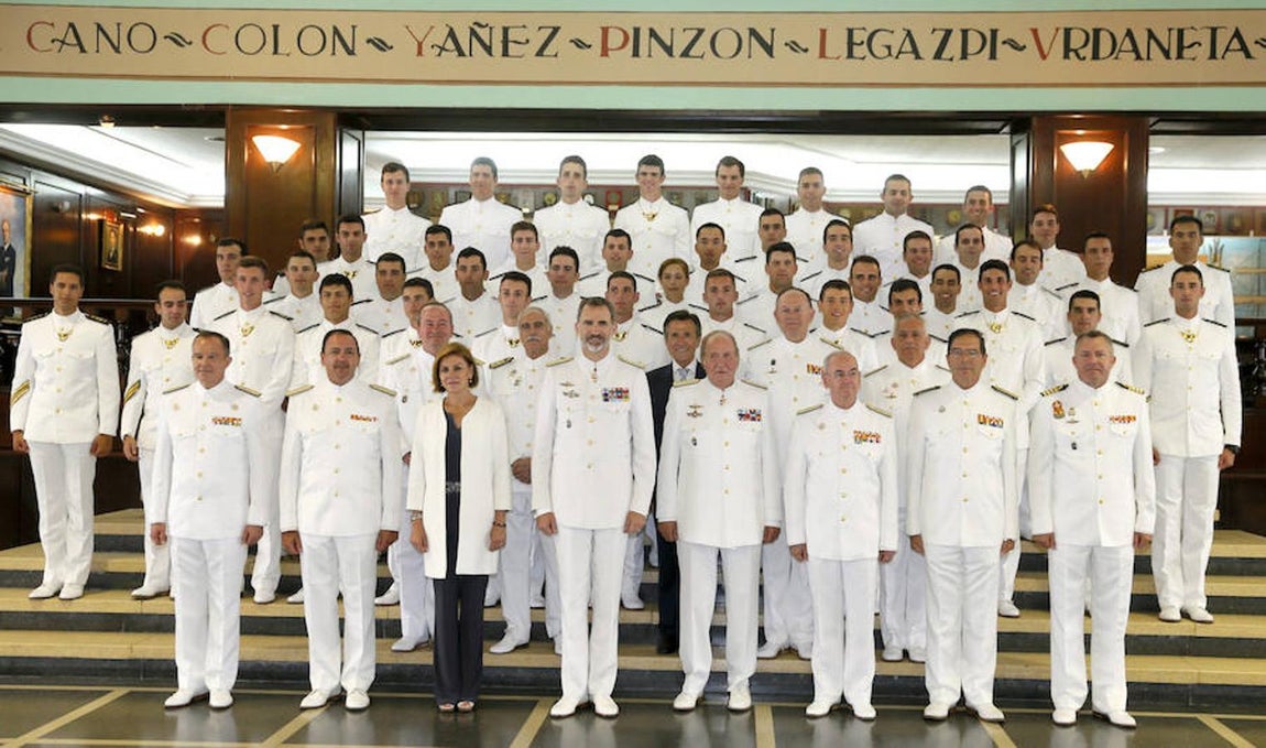 Foto de familia de los actos del 300 aniversario de la Real Compañía de Guardiamarinas, con el Rey Don Felipe VI, Don Juan Carlos I y la ministra de Defensa, Dolores de Cospedal, rodeados de los directores y alumnos de la Escuela Naval Militar de Marín. 