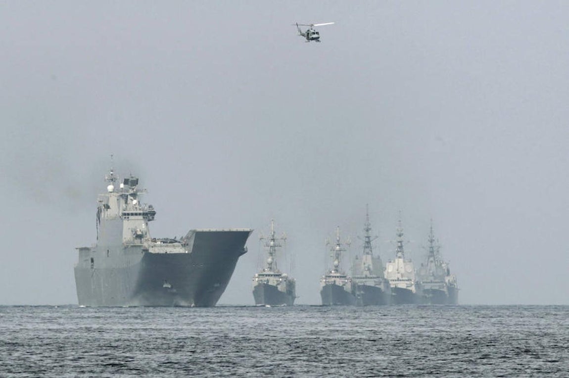 Unidades de la Armada al comienzo de la revista naval, en la ría de Pontevedra. 