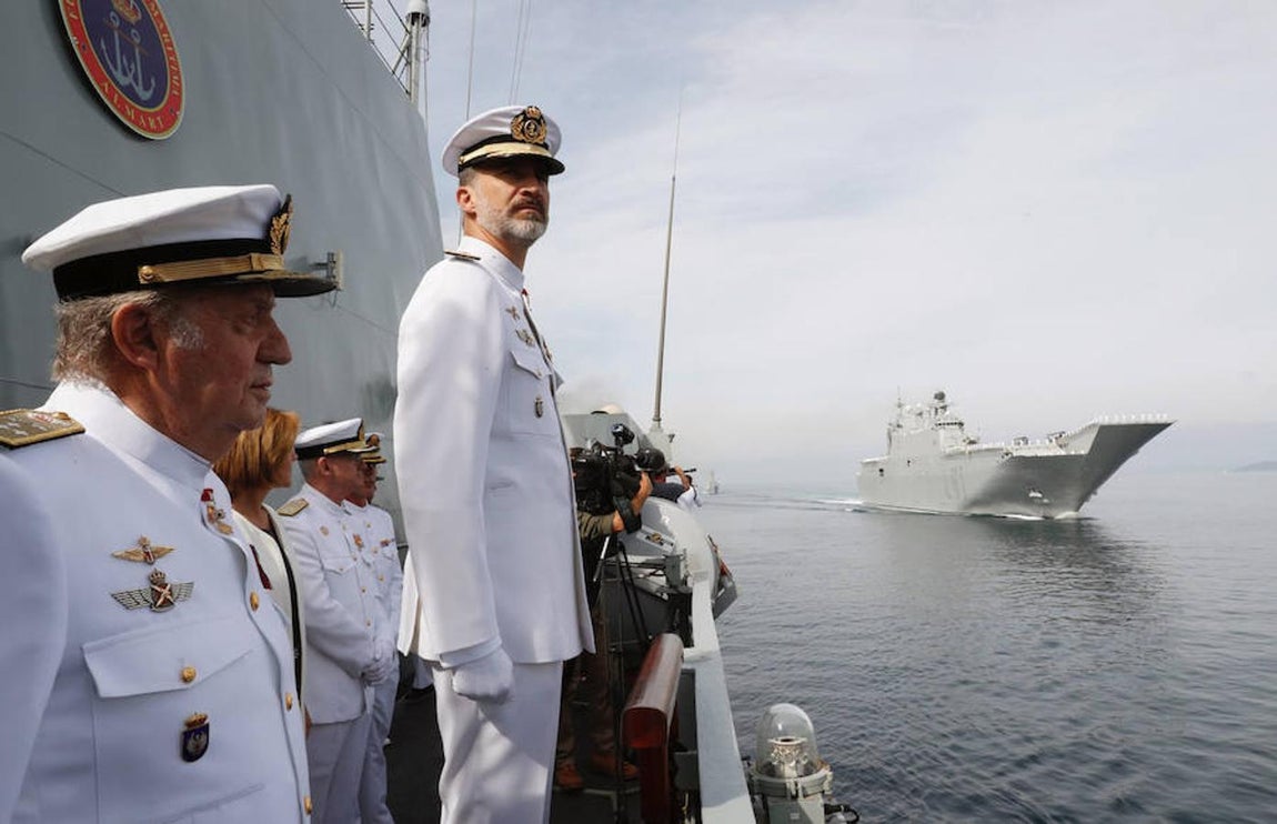 La Escuela Naval Militar ha contado con dos Guardiamarinas de excepción: Don Juan Carlos, en el curso 1957-58, y Don Felipe, en el curso 1986-87, ambos cuando eran Príncipes. Pero no hay que olvidar que antes que ellos, el Rey Alfonso XII fue nombrado guardiamarina a bordo del «Francisco de Asís», en 1858, aunque fue una anécdota, pues contaba con poco más de un año de edad. 