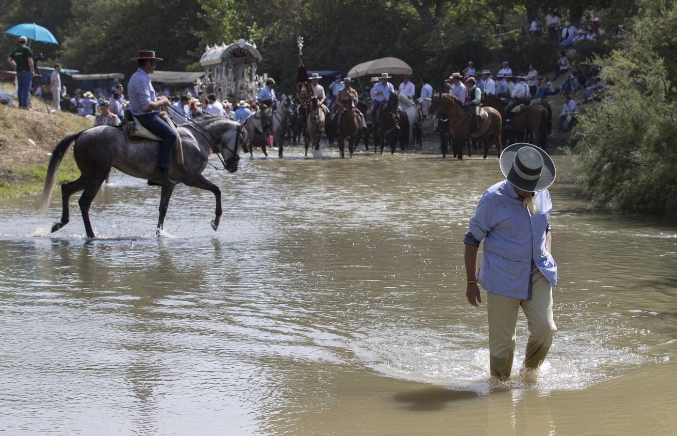 Los romeros empiezan a llegar a la aldea