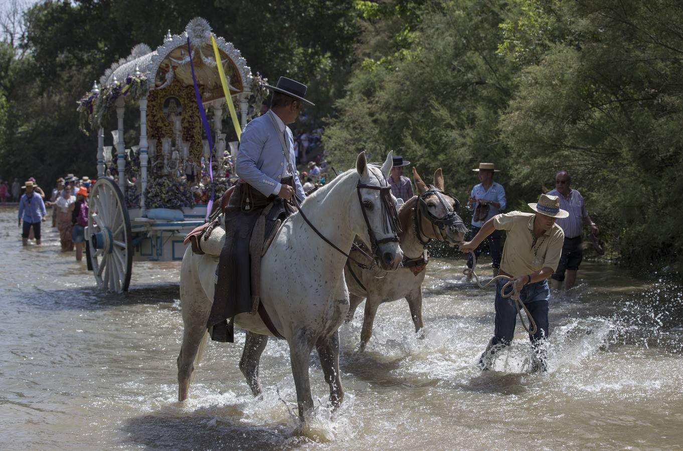 Los romeros empiezan a llegar a la aldea