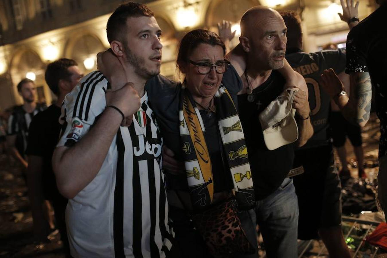 Miles de aficionados de la Juventus huyen despavoridos al escuchar una especia de explosión mientras veían la final de la Liga de Campeones en la Piazza San Carlo