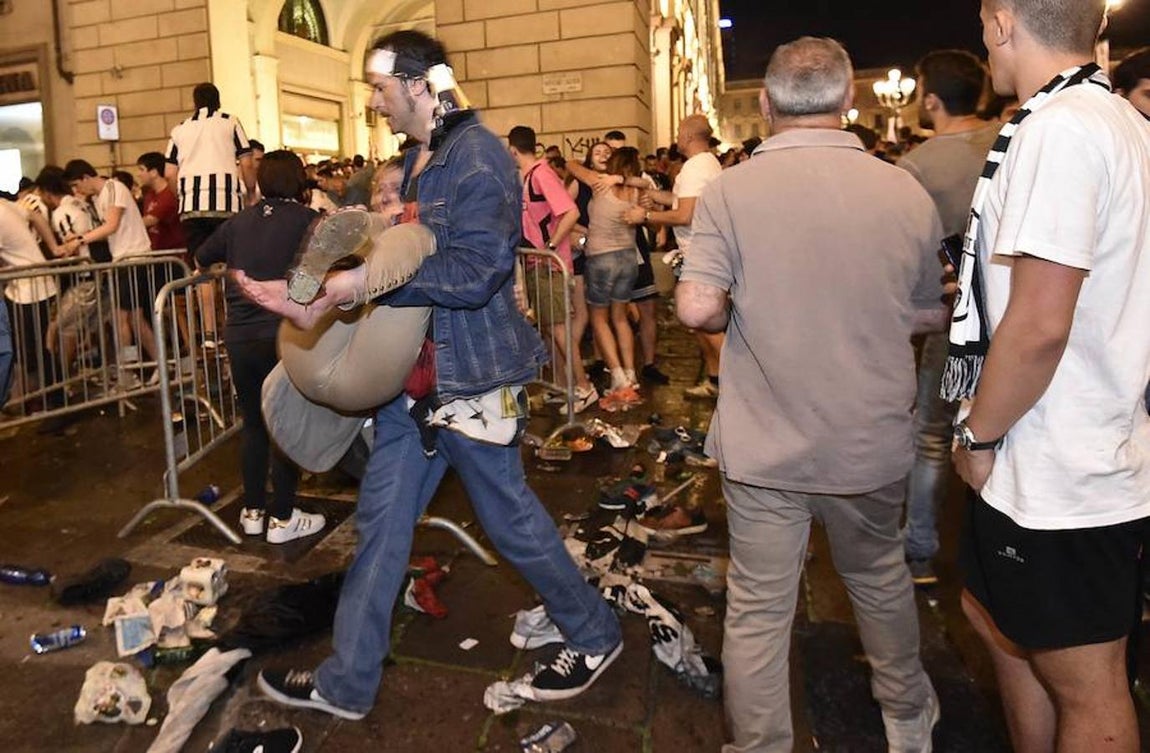Miles de aficionados de la Juventus huyen despavoridos al escuchar una especia de explosión mientras veían la final de la Liga de Campeones en la Piazza San Carlo. 