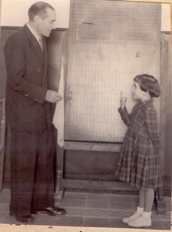 Matías Martín Sanabria explicando la letra «i» con su sistema. FOTO Archivo particular FMS. 