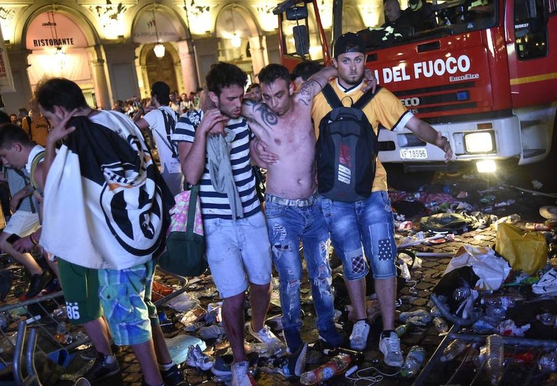 Miles de aficionados de la Juventus huyen despavoridos al escuchar una especia de explosión mientras veían la final de la Liga de Campeones en la Piazza San Carlo. 