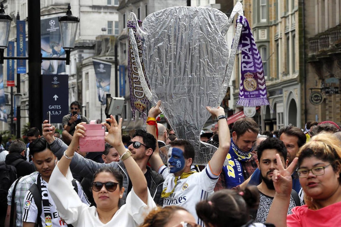 Las aficiones «marcan» el primer gol en Cardiff