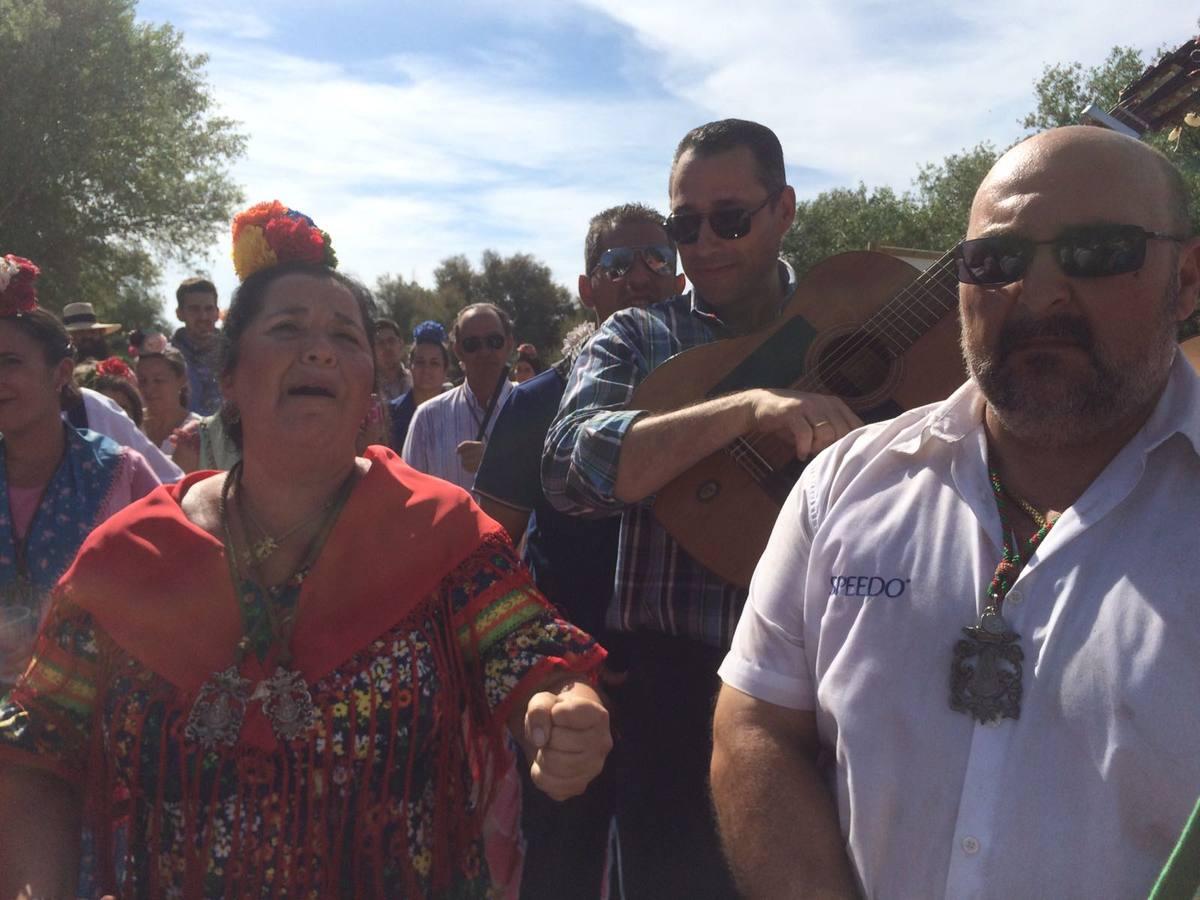 La hermandad del Rocío Sevilla Sur cruza el Ajolí