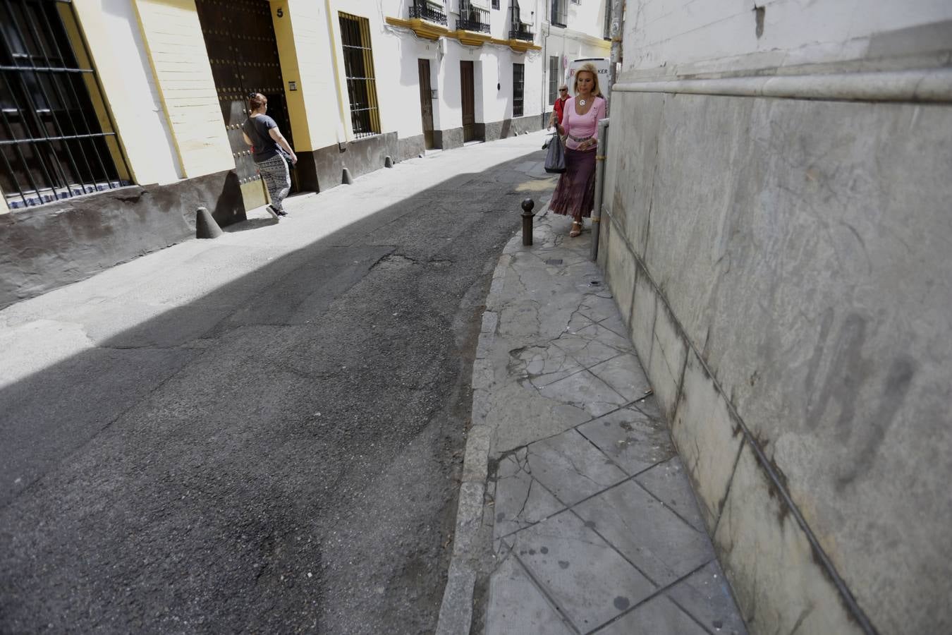 Sevilla, la ciudad de los bolardos mutantes