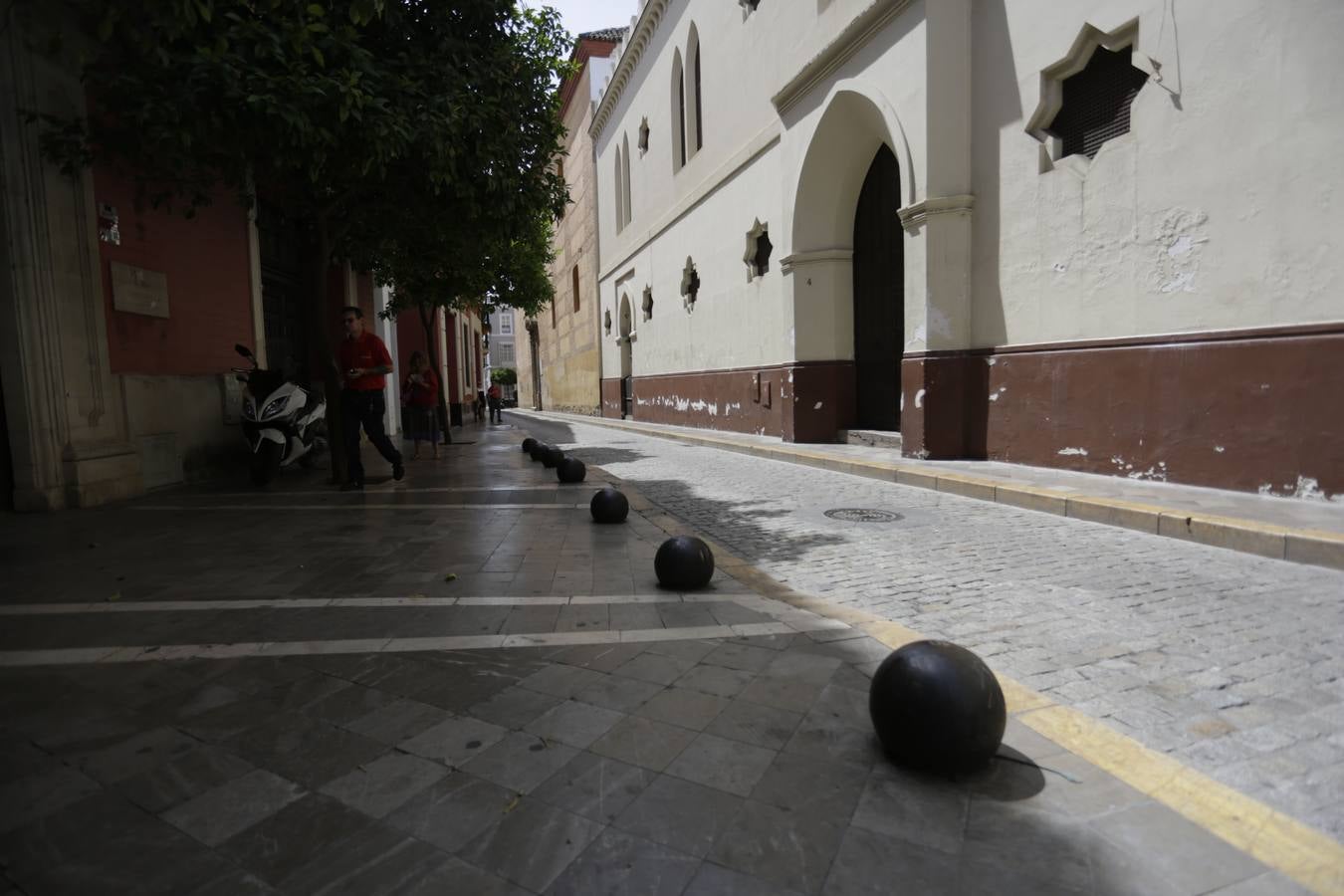 Sevilla, la ciudad de los bolardos mutantes