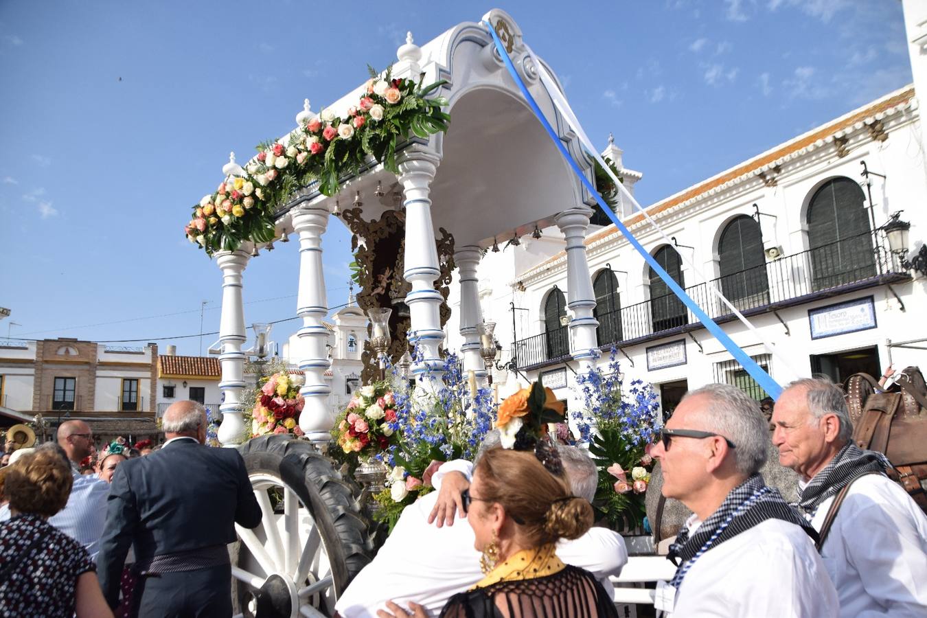 Devoción ante la Virgen del Rocío en la aldea almonteña