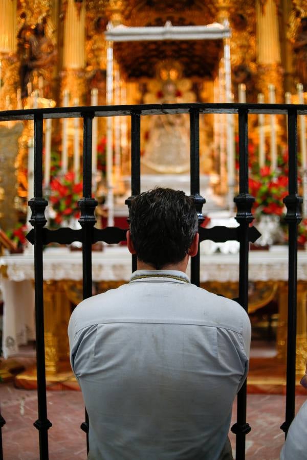 Devoción ante la Virgen del Rocío en la aldea almonteña