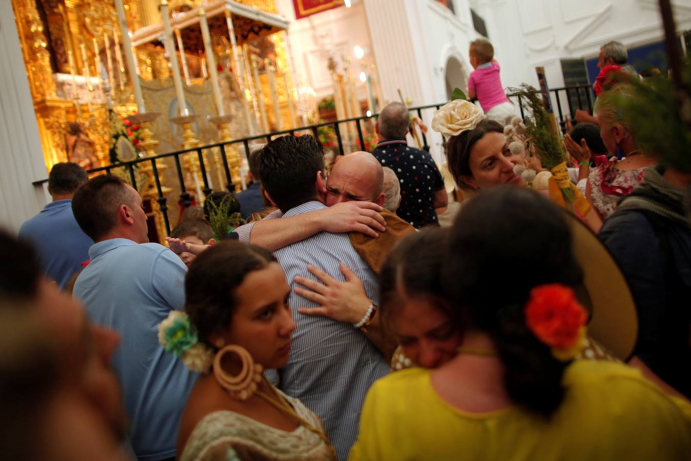 Devoción ante la Virgen del Rocío en la aldea almonteña