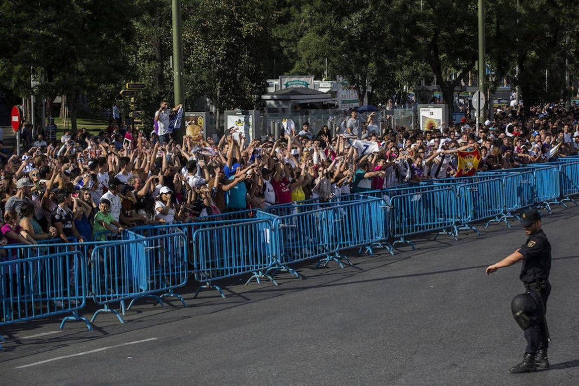 Aficionados del Real Madrid esperan la llegada del equipo madridista a la madrileña plaza de Cibeles, para celebrar el título conseguido de Liga de Campeones en la final disputada ayer sábado frente a la Juventus en el estadio Millenium de Cardiff.. 