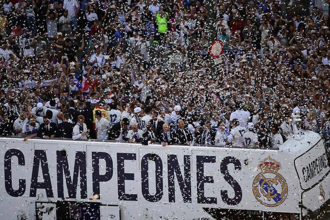 La fiesta sobre el autobús fue total en la llegada a Cibeles. 