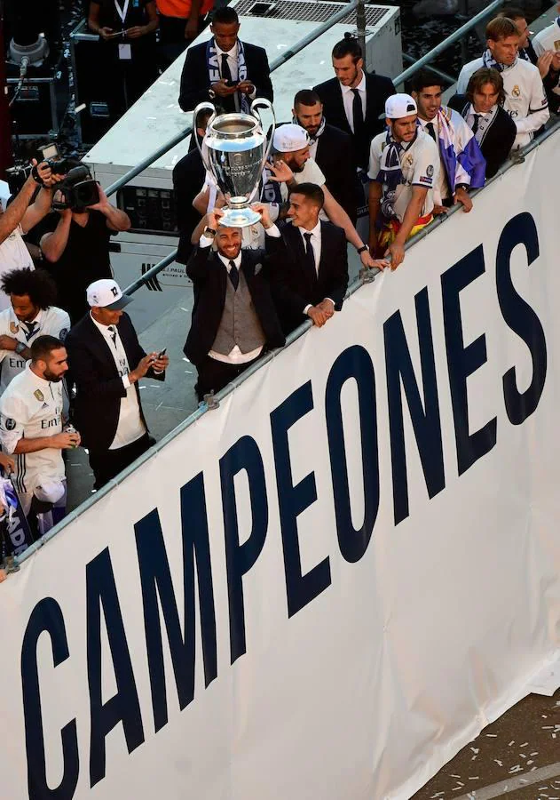 Ramos levanta sonriente el trofeo ante la afición