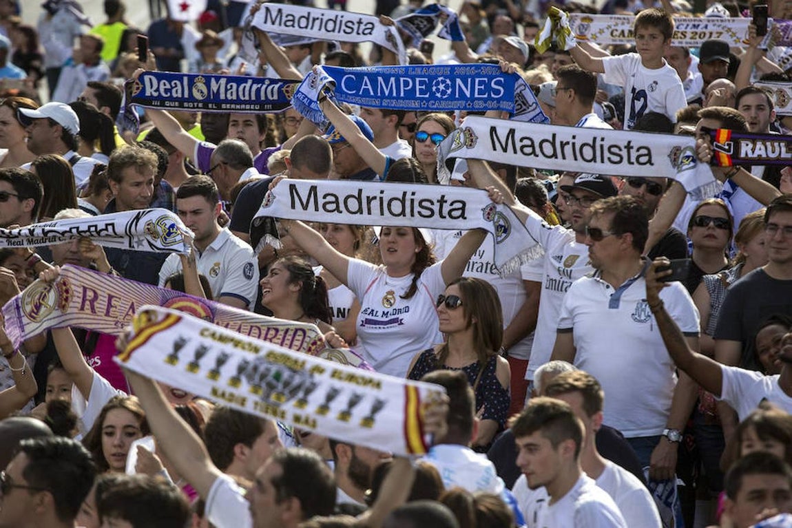 Aficionados del Real Madrid esperan la llegada del equipo madridista a la madrileña plaza de Cibeles, para celebrar el título conseguido de Liga de Campeones en la final disputada ayer sábado frente a la Juventus en el estadio Millenium de Cardiff.. 