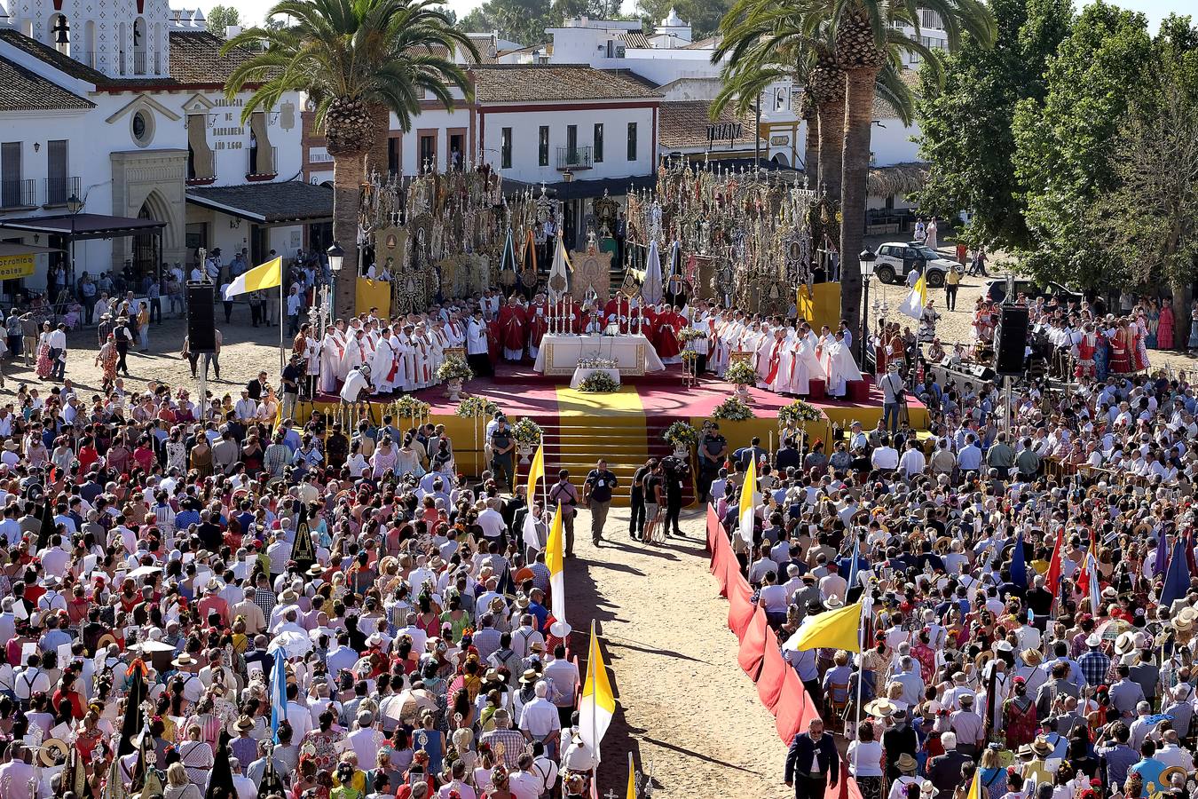 La Misa Pontifical en El Rocío, en imágenes