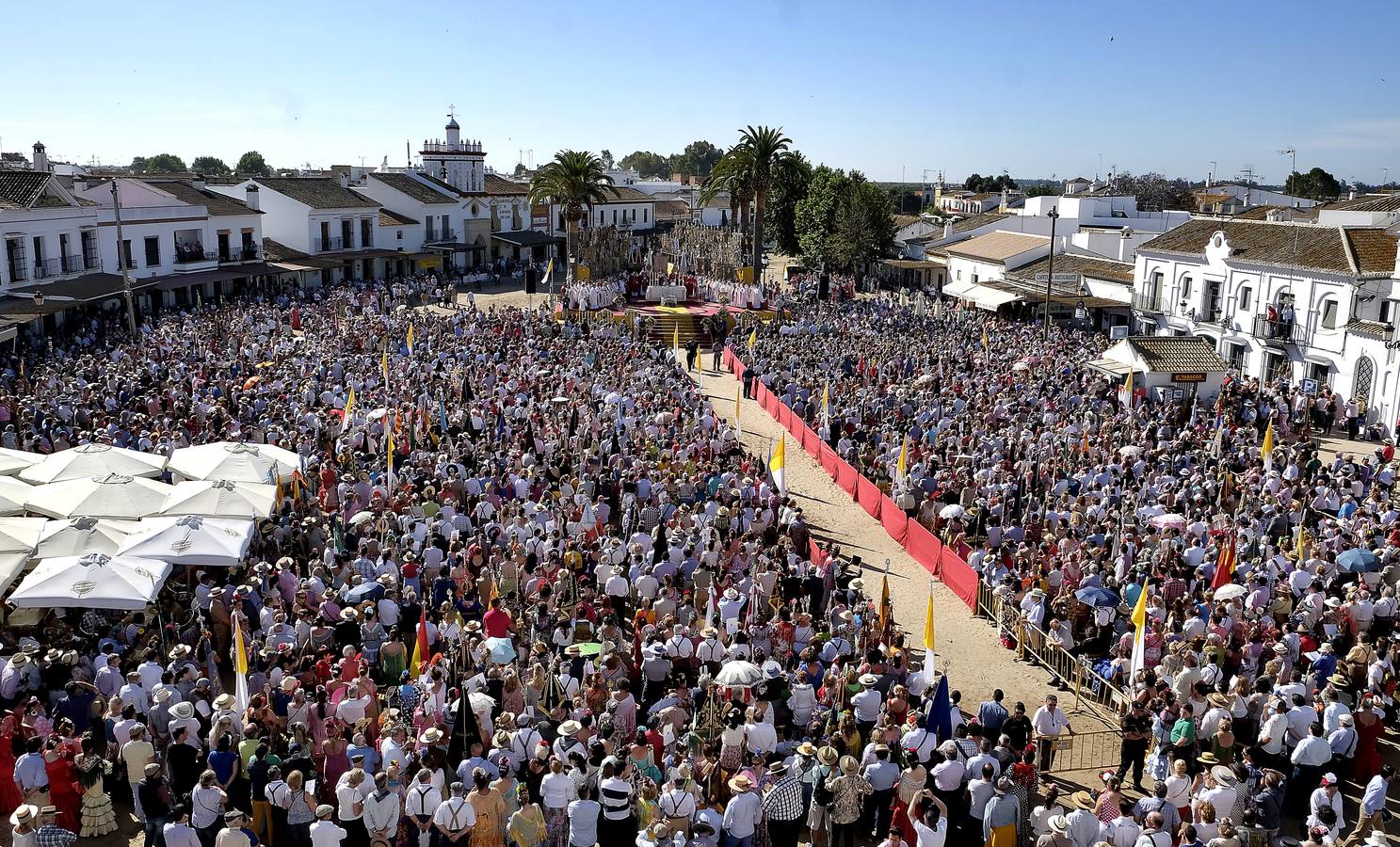 La Misa Pontifical en El Rocío, en imágenes