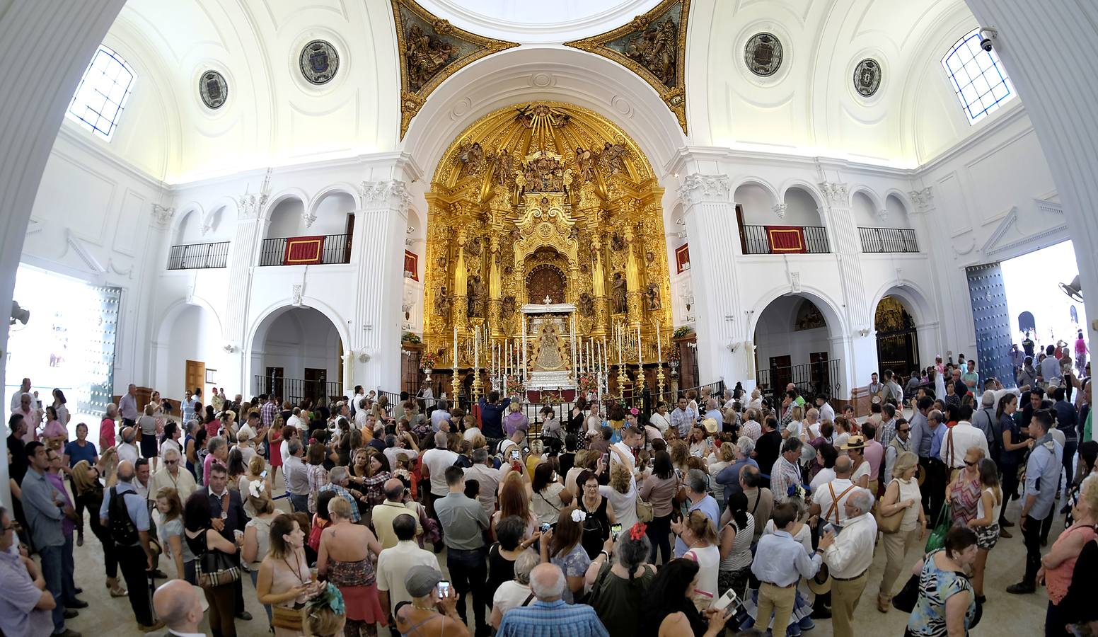 La Misa Pontifical en El Rocío, en imágenes