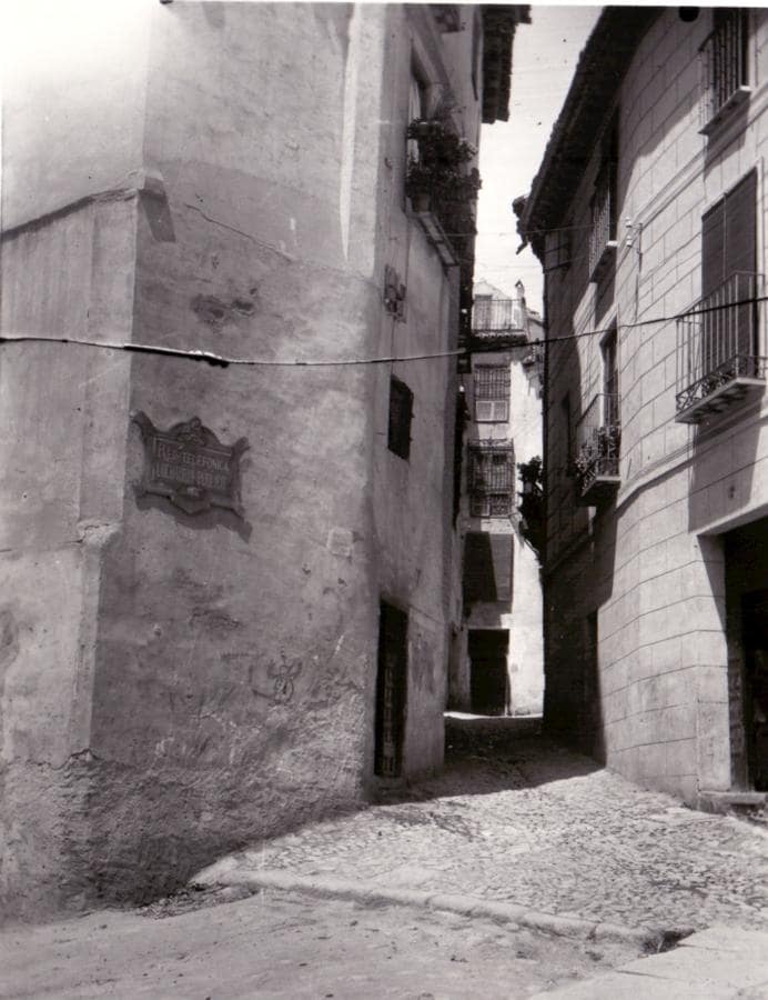 Entrada al callejón de San Ginés a principios del XX y anuncio de la oficina de la Red Telefónica de Toledo. FOTO ARCHIVO FELIX VILLASANTE