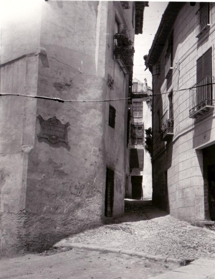 Entrada al callejón de San Ginés a principios del XX y anuncio de la oficina de la Red Telefónica de Toledo. FOTO ARCHIVO FELIX VILLASANTE. 