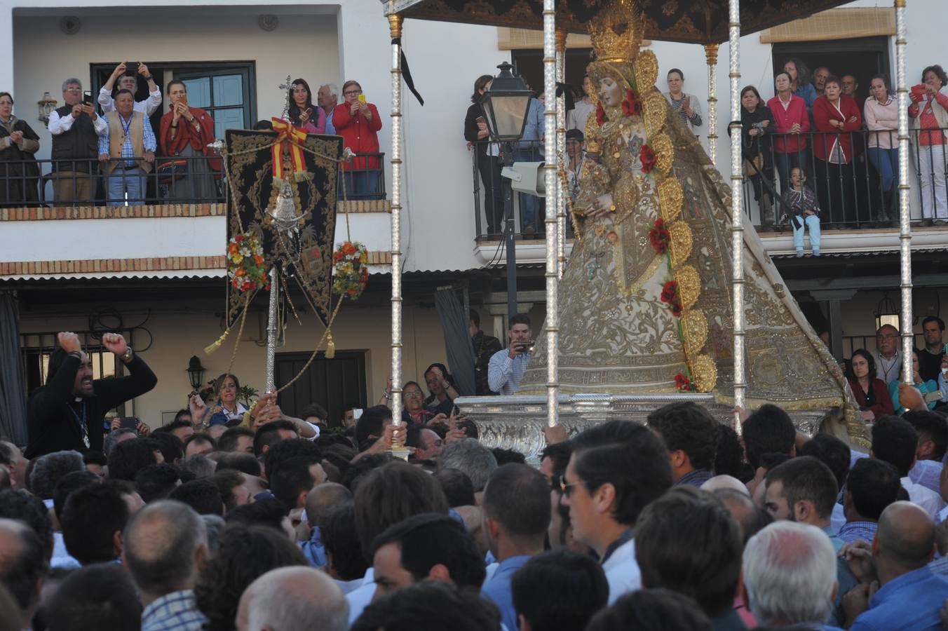 Momentos de emoción, satisfacción y alegría al paso de la Blanca Paloma, arropada en todo momento por una multitud de fieles que han reiterado salves, vivas, palmas y cantes al tenerla cerca