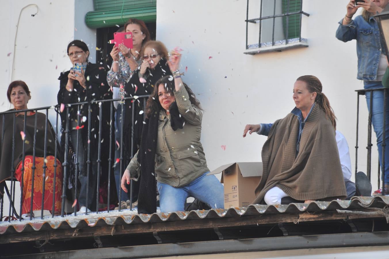 Momentos de emoción, satisfacción y alegría al paso de la Blanca Paloma, arropada en todo momento por una multitud de fieles que han reiterado salves, vivas, palmas y cantes al tenerla cerca