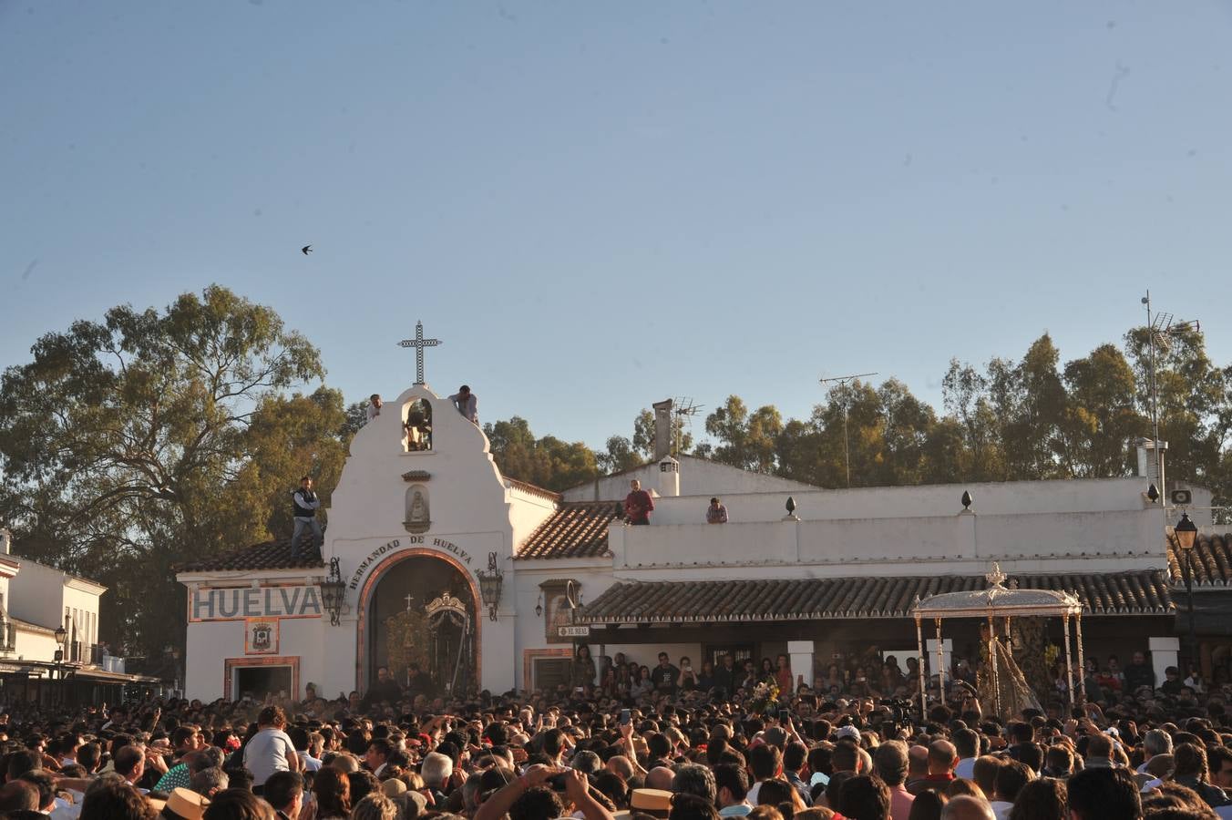 Momentos de emoción, satisfacción y alegría al paso de la Blanca Paloma, arropada en todo momento por una multitud de fieles que han reiterado salves, vivas, palmas y cantes al tenerla cerca