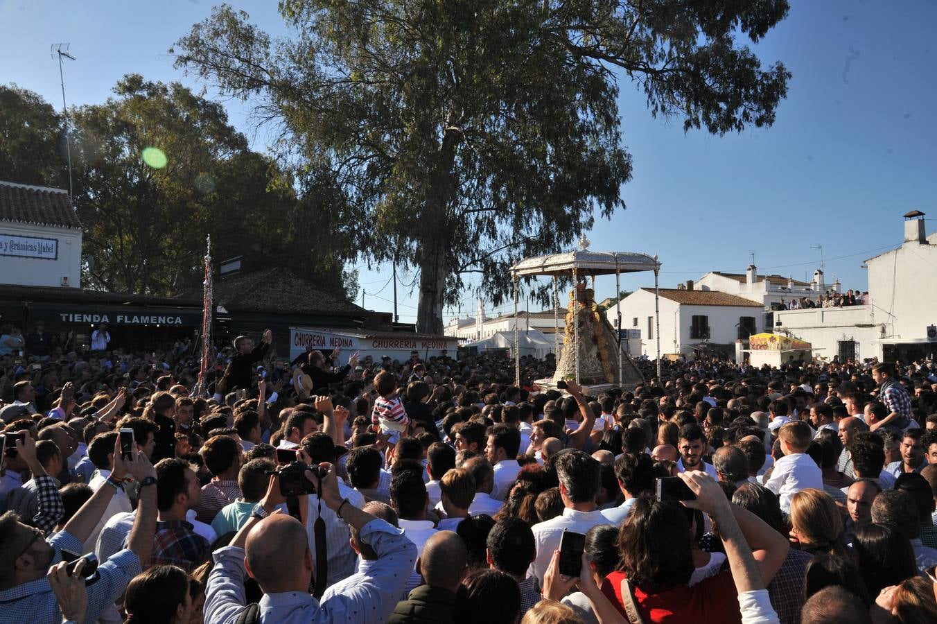 Momentos de emoción, satisfacción y alegría al paso de la Blanca Paloma, arropada en todo momento por una multitud de fieles que han reiterado salves, vivas, palmas y cantes al tenerla cerca