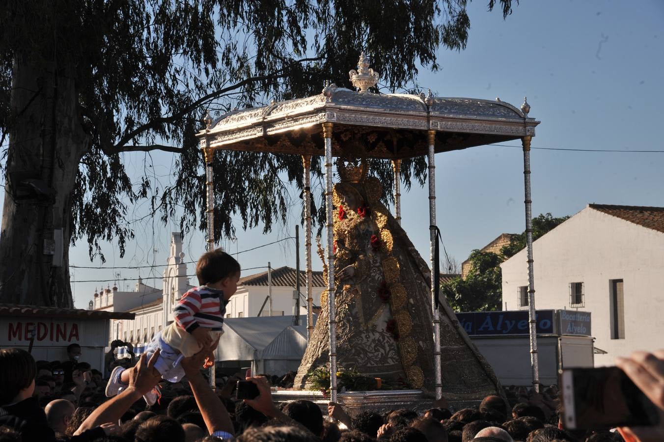 Momentos de emoción, satisfacción y alegría al paso de la Blanca Paloma, arropada en todo momento por una multitud de fieles que han reiterado salves, vivas, palmas y cantes al tenerla cerca