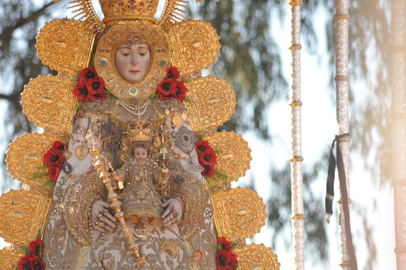 Momentos de emoción, satisfacción y alegría al paso de la Blanca Paloma, arropada en todo momento por una multitud de fieles que han reiterado salves, vivas, palmas y cantes al tenerla cerca